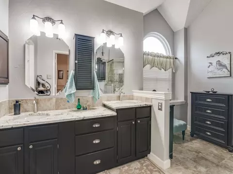 Bath - 2510 Roughleaf Ln, Rowlett, TX 75089 photo 1 of 3