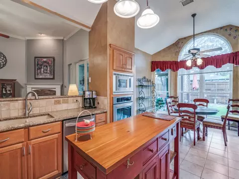 Kitchen - 2510 Roughleaf Ln, Rowlett, TX 75089 photo 3 of 3