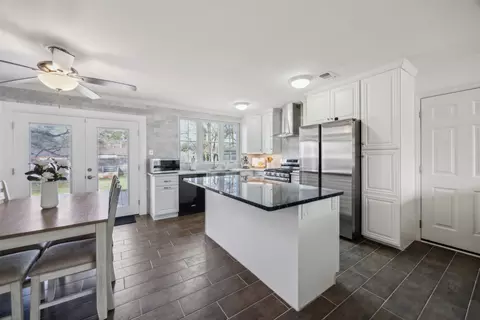 1013 Crane Dr, Euless, TX 76039