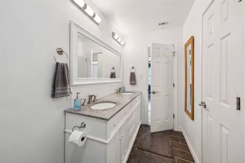 Bath - 1013 Crane Dr, Euless, TX 76039 photo 2 of 2