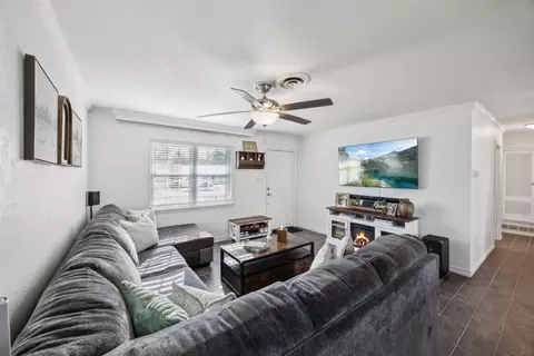 Living - 1013 Crane Dr, Euless, TX 76039 photo 3 of 3
