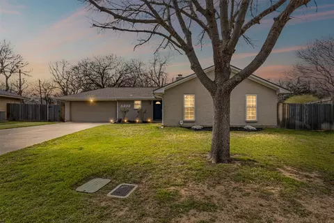 5202 Prince Charles Ct, Arlington, TX 76017