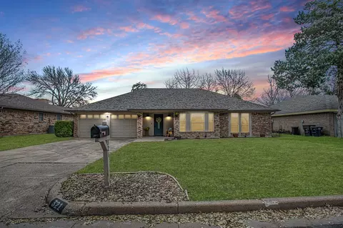 321 Goldfinch Dr, Fort Worth, TX 76108