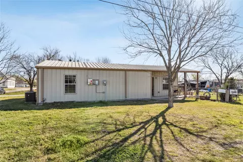 5781 Pecan St, Bardwell, TX 75101