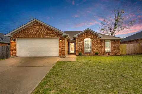 324 Kingfisher Ln, Arlington, TX 76002