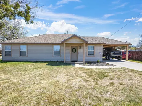 410 N Cowan St, Decatur, TX 76234