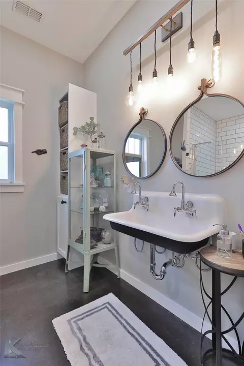 Bath - 801 N Avenue H, Haskell, TX 79521 photo 2 of 6