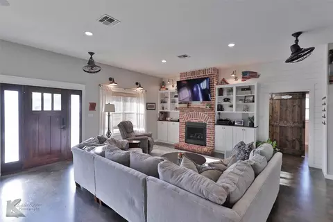 Living - 801 N Avenue H, Haskell, TX 79521 photo 2 of 2