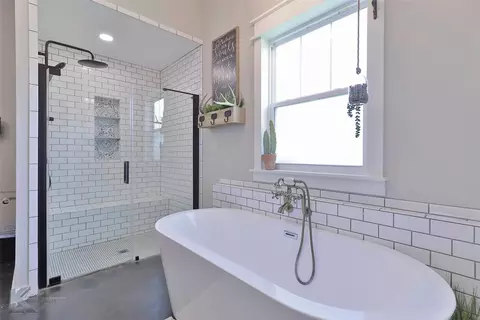 Bath - 801 N Avenue H, Haskell, TX 79521 photo 5 of 6