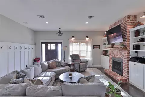 Living - 801 N Avenue H, Haskell, TX 79521 photo 1 of 2