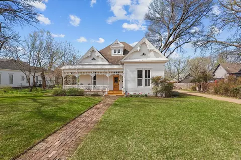 813 W Main St, Waxahachie, TX 75165