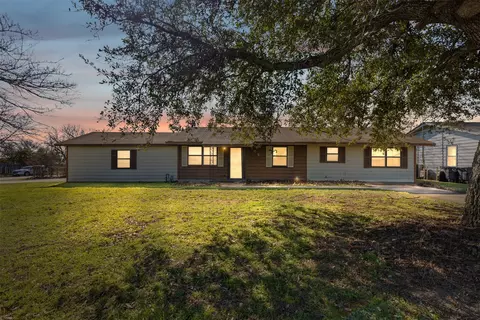 703 W Kilpatrick St, Cleburne, TX 76033