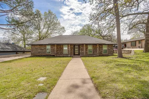 116 NE Rosamond St, Burleson, TX 76028