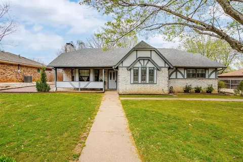 221 Shady Oaks Dr, Burleson, TX 76028