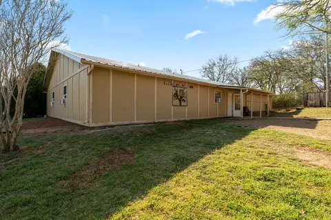 124 Arrowhead, Comanche, TX 76442 photo 2