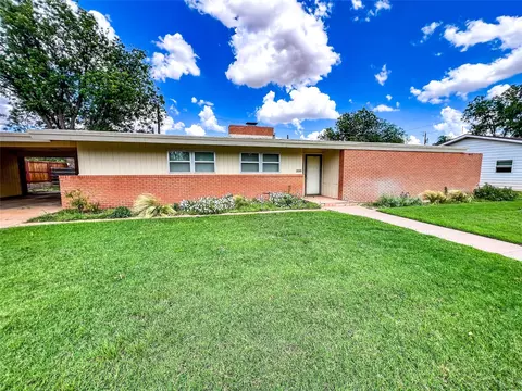 220 N 15th Ave, Munday, TX 76371