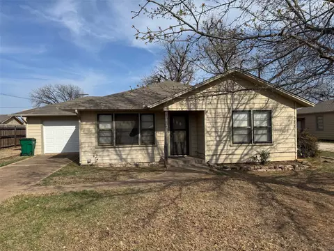 801 S Cedar St, Seymour, TX 76380
