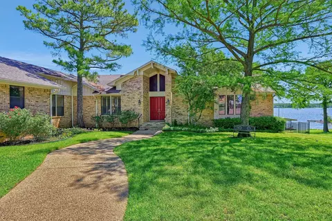 101 Cheyenne Dr, Lake Kiowa, TX 76240