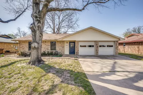 3318 Kingfisher Ln, Denton, TX 76209