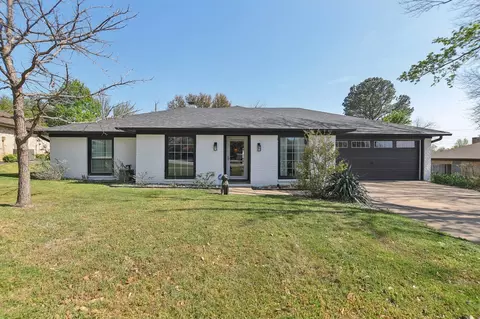 613 Julia Dr, Hurst, TX 76054