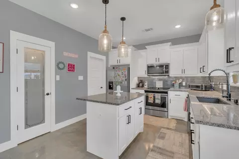 631 E Texas St, Denison, TX 75021