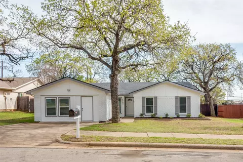 2209 Cottonwood Ln, Bedford, TX 76021