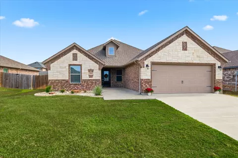 3911 Bridle Path Ln, Sanger, TX 76266