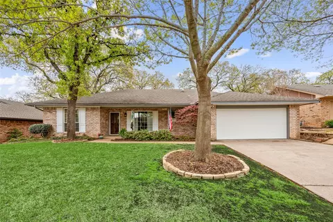 5704 Trail Crest Dr, Arlington, TX 76017