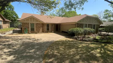 707 Tanbark Dr, Euless, TX 76040