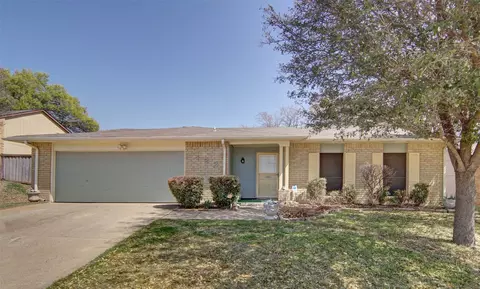 422 E Crossland Blvd, Grand Prairie, TX 75052