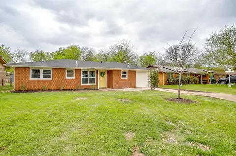 1113 Davis St, Cleburne, TX 76033