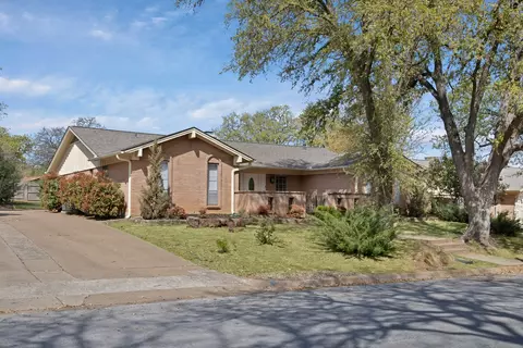 1421 Wreyhill Dr, Hurst, TX 76053