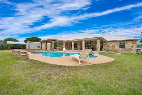 128 Emerald Dr, Floresville, TX 78114