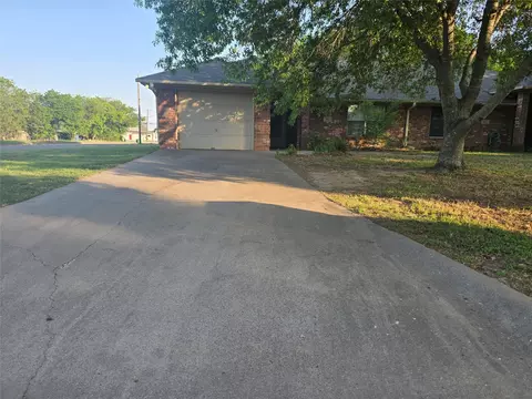 300 Wedgewood Dr, Stephenville, TX 76401