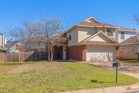 2203 Turf Club Dr, Arlington, TX 76017