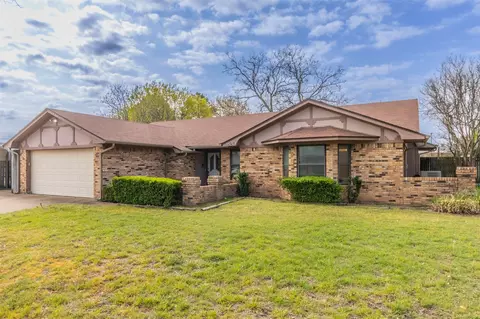 820 Hilltop Dr, Weatherford, TX 76086
