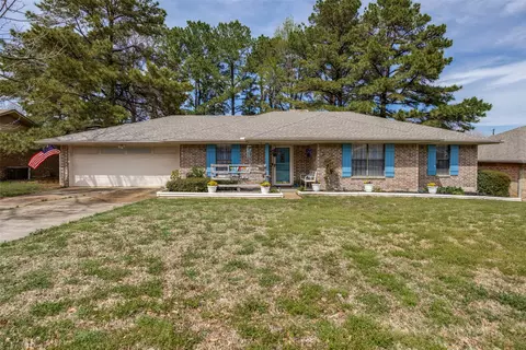 2825 Briarwood Dr, Paris, TX 75460
