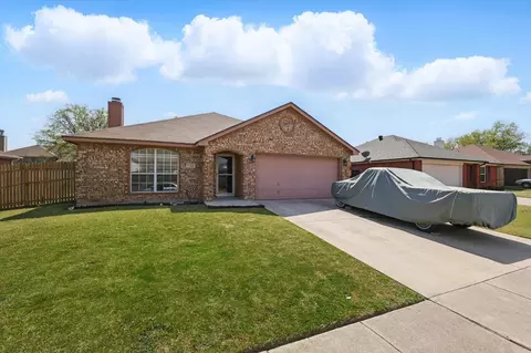 525 Buckstone Dr, Saginaw, TX 76179
