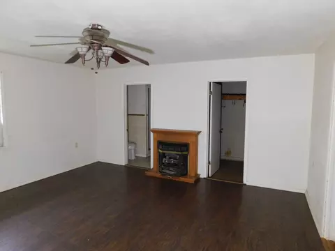 Living - 201 SE 3rd St, Springhill, LA 71075 photo 3 of 5