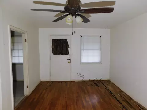 Living - 201 SE 3rd St, Springhill, LA 71075 photo 2 of 5
