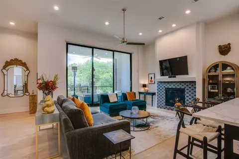 381 E Greenbriar Ln #902, Dallas, TX 75203