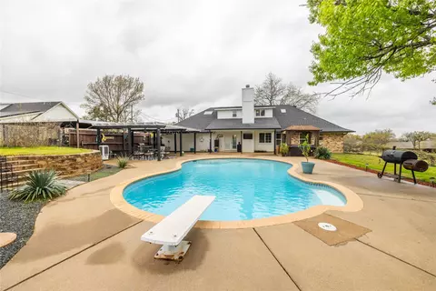 136 Towering Oaks Ct, Burleson, TX 76028