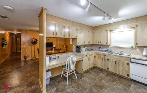 Kitchen - 1201 Coyle St, Springhill, LA 71075 photo 2 of 4