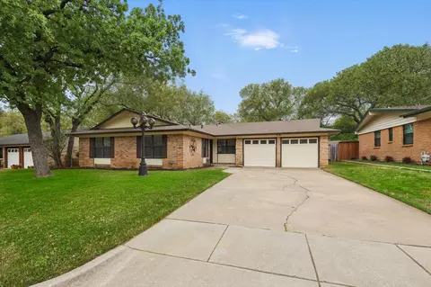 76 Stonegate Dr, Bedford, TX 76022