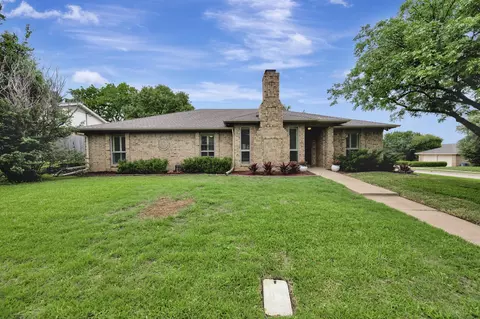 2011 Silver Creek Dr, Euless, TX 76040