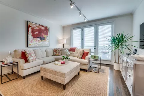 8616 Turtle Creek Blvd #421, Dallas, TX 75225