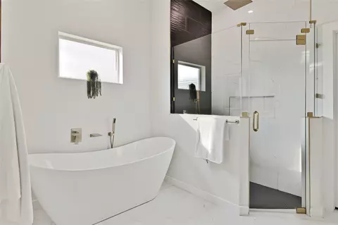 Bath - 1209 Griffith Ave, Terrell, TX 75160 photo 3 of 8
