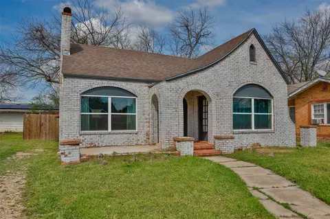1209 E Garnett St, Gainesville, TX 76240