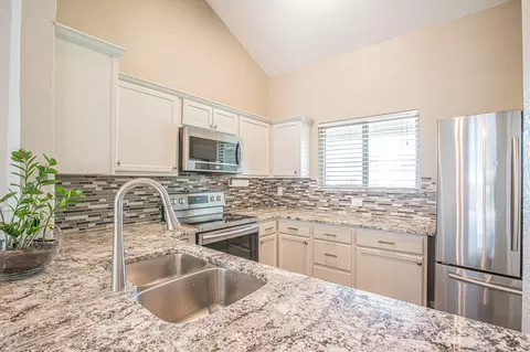 818 Little Creek Dr, Euless, TX 76039