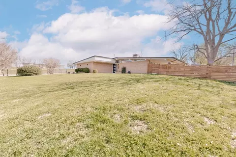 1106 Garlington St, Bowie, TX 76230
